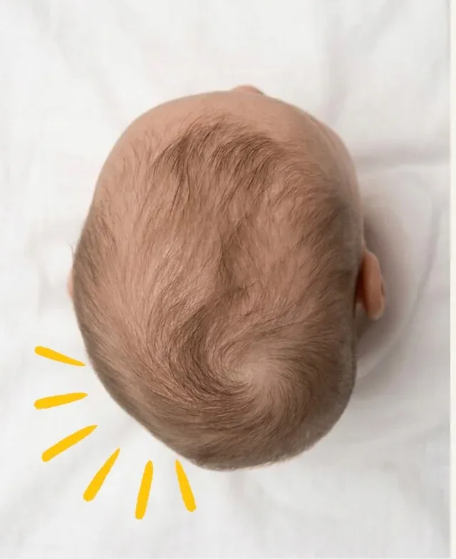 foto de uma criança recebendo avaliação de fisioterapeuta infantil