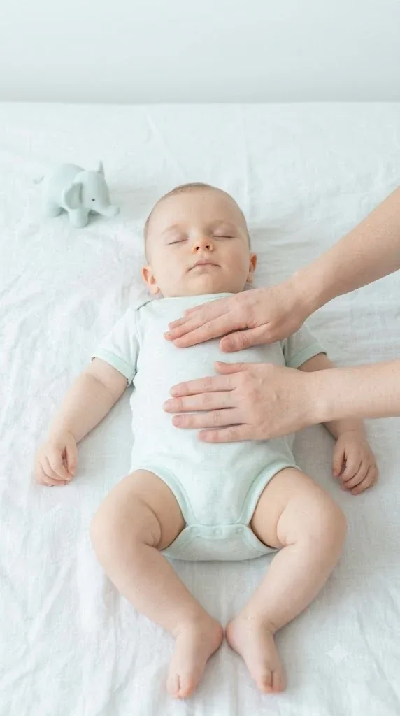 foto de uma criança recebendo avaliação de fisioterapeuta infantil